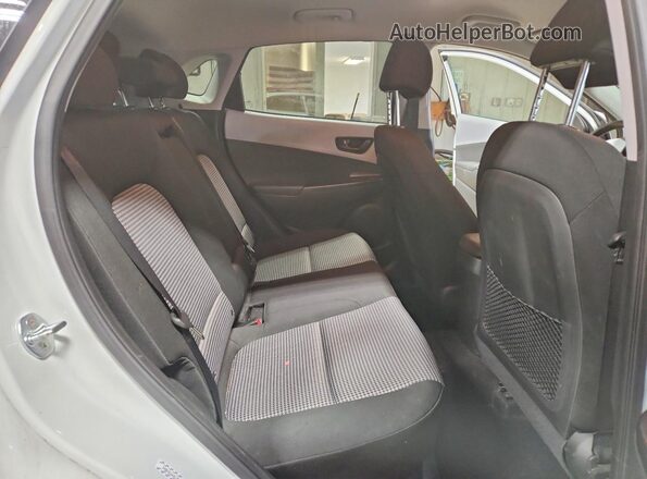 KM8K2CAA2LU586978 2020 HYUNDAI KONA Белый Вид задних сидений