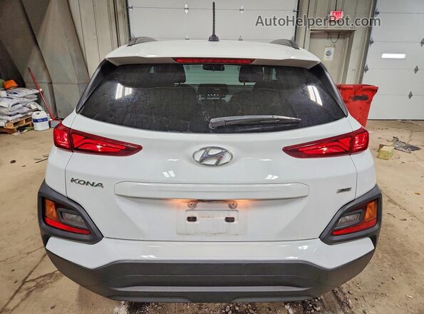 KM8K2CAA2LU586978 2020 HYUNDAI KONA Белый Вид сзади