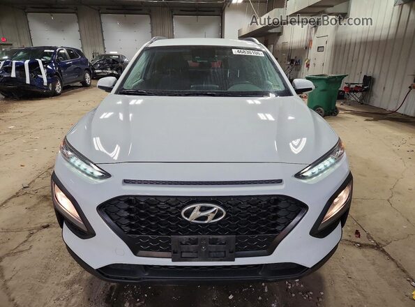 KM8K2CAA2LU586978 2020 HYUNDAI KONA Белый Вид спереди
