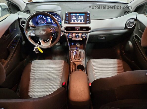 KM8K2CAA2LU586978 2020 HYUNDAI KONA Белый Вид панели приборов