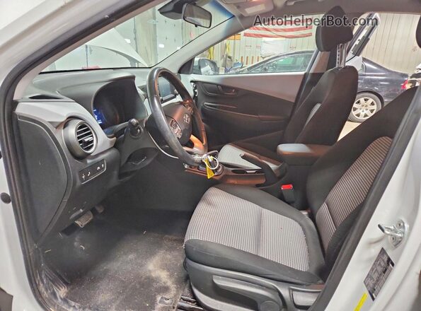 KM8K2CAA2LU586978 2020 HYUNDAI KONA Белый Вид салона спереди