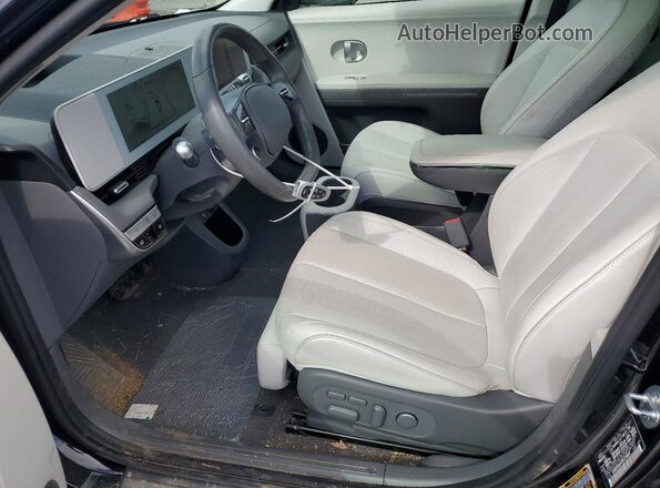 KM8KRDAF4PU179697 2023 HYUNDAI IONIQ Черный Вид салона спереди
