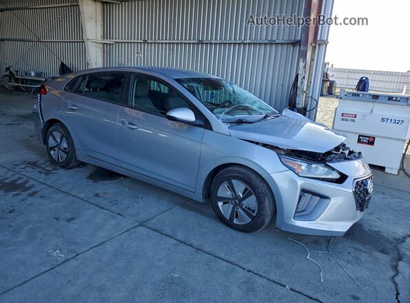 KMHC65LC1NU273412 2022 HYUNDAI IONIQ Серебряный Передняя правая четверть