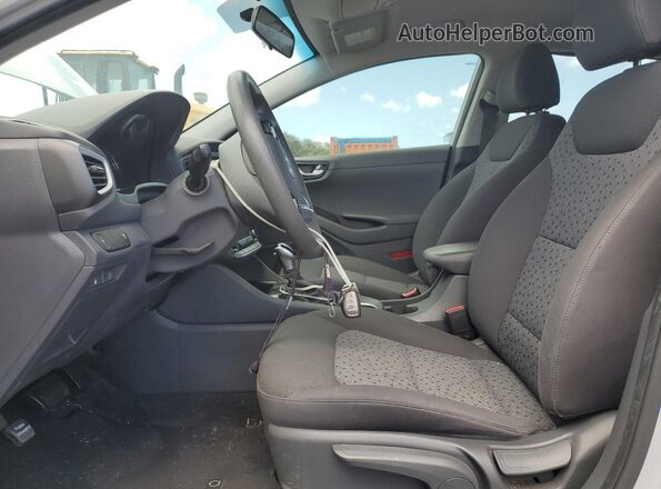 KMHC65LC2JU090434 2018 HYUNDAI IONIQ Silver Вид салону спереду