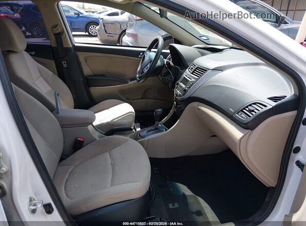KMHCT4AE7HU372120 2017 HYUNDAI ACCENT Белый Вид салона спереди