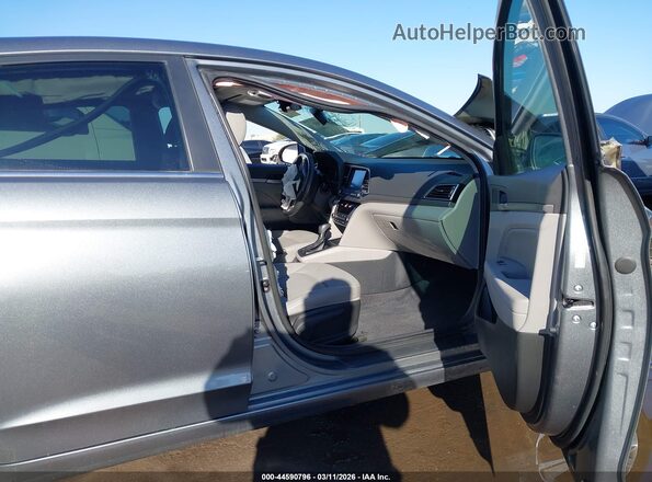 KMHD84LF3HU313254 2017 HYUNDAI ELANTRA Silver წინა სალონის ხედი