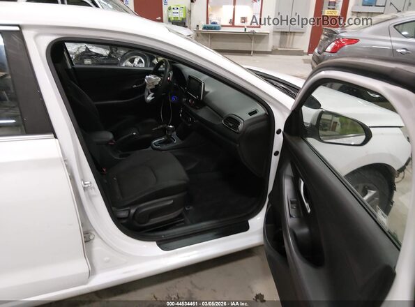 KMHH35LE1JU019516 2018 HYUNDAI ELANTRA GT White Vista interior delantera