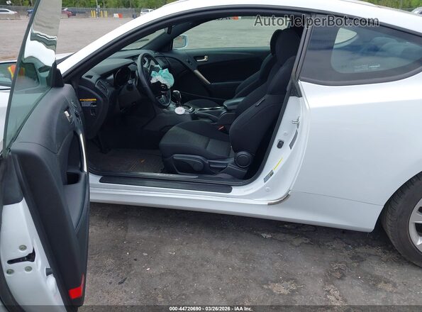 KMHHT6KJ7GU134795 2016 HYUNDAI GENESIS White Вид салону спереду