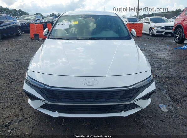 KMHLL4DG5SU862057 2025 HYUNDAI ELANTRA White Սալոնի հետևի տեսք