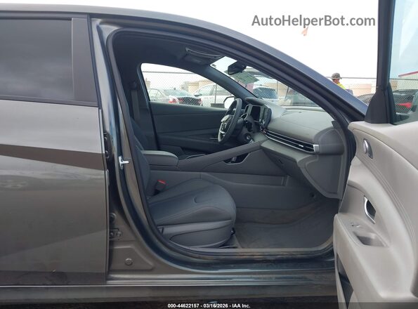 KMHLL4DG8SU870945 2025 HYUNDAI ELANTRA Gray Вид салону спереду