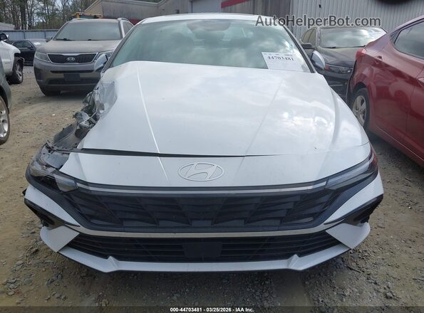 KMHLP4DG3SU888810 2025 HYUNDAI ELANTRA White Սալոնի հետևի տեսք