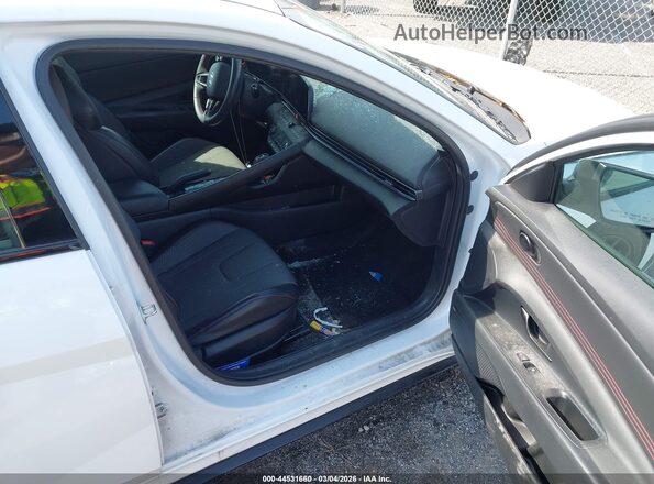 KMHLR4DF4RU822973 2024 HYUNDAI ELANTRA Белый Вид салона спереди