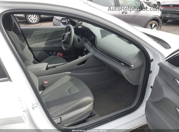 KMHLS4DG3SU892922 2025 HYUNDAI ELANTRA Белый Вид салона спереди
