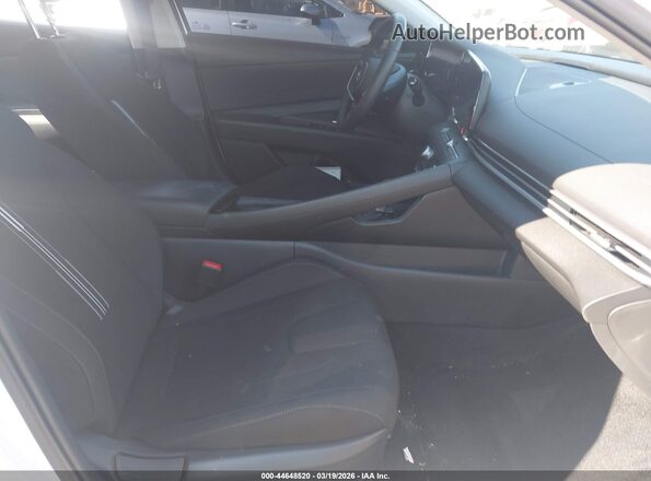 KMHLS4DGXSU070490 2025 HYUNDAI ELANTRA Белый Вид салона спереди