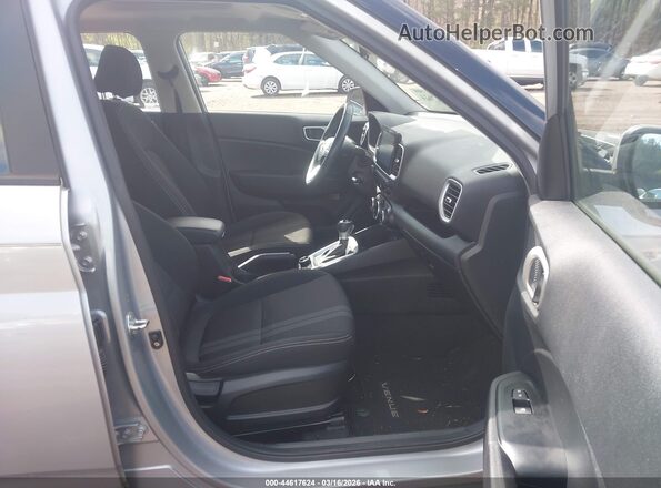 KMHRC8A33PU219054 2023 HYUNDAI VENUE Серебряный Вид салона спереди