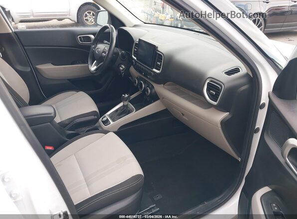 KMHRC8A37MU100323 2021 HYUNDAI VENUE White Vista interior delantera