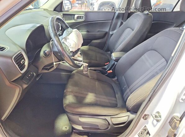 KMHRC8A39MU089647 2021 HYUNDAI VENUE White Widok wnętrza z przodu