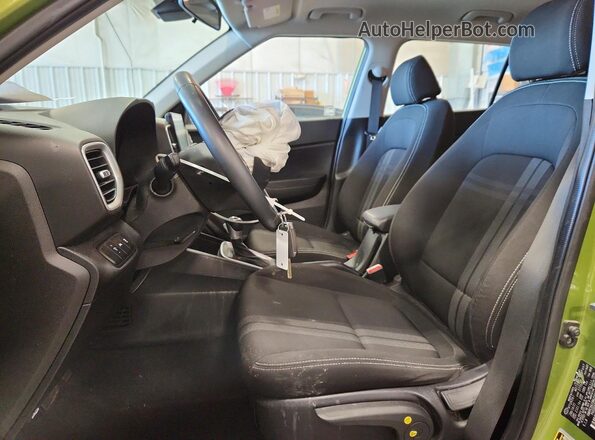 KMHRC8A39MU098204 2021 HYUNDAI VENUE Зеленый Вид салона спереди