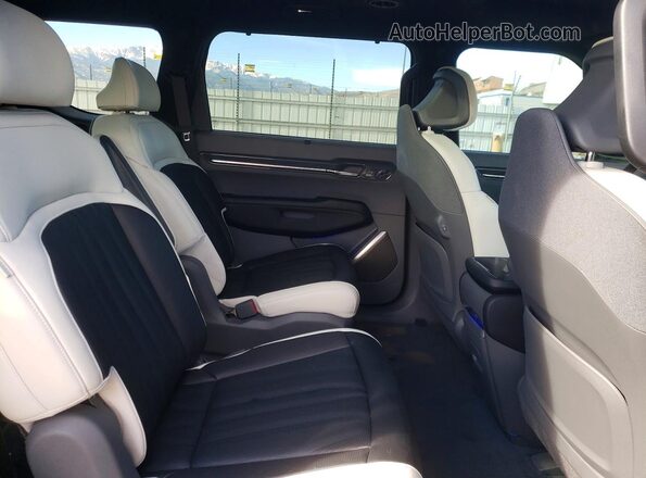 KNDAEFS59R6038063 2024 KIA EV9 Gray Widok tylnych siedzeń