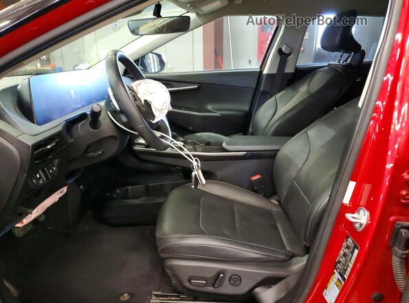 KNDC34LA4P5157320 2023 KIA EV6 Red Widok wnętrza z przodu
