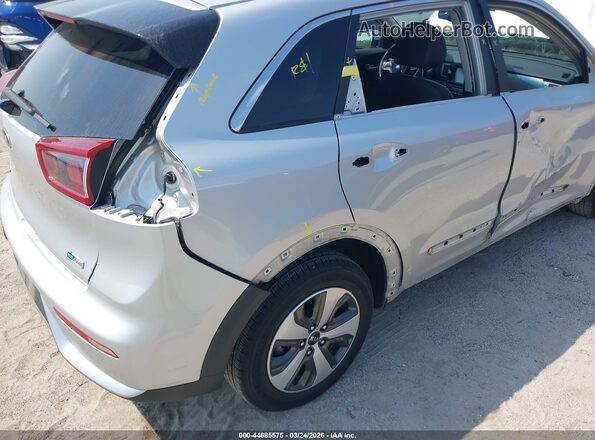 KNDCC3LC8J5124369 2018 KIA NIRO Silver 