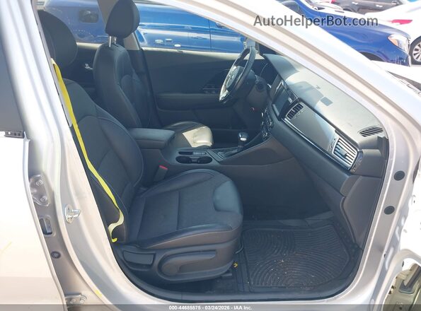 KNDCC3LC8J5124369 2018 KIA NIRO Silver Front interior view