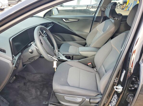 KNDCP3LE0T5332500 2026 KIA NIRO Black Вид салону спереду