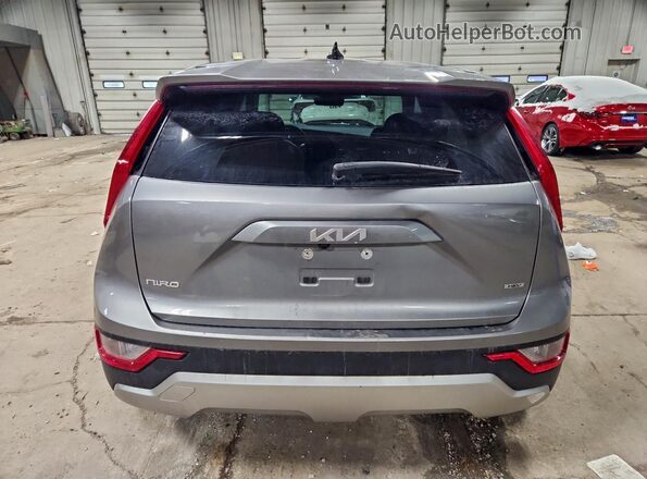 KNDCP3LE4P5065321 2023 KIA NIRO Gray Вид ззаду