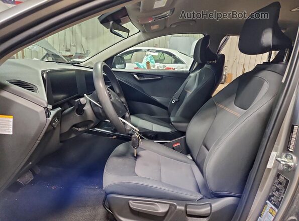 KNDCP3LE4P5065321 2023 KIA NIRO Gray Вид салону спереду