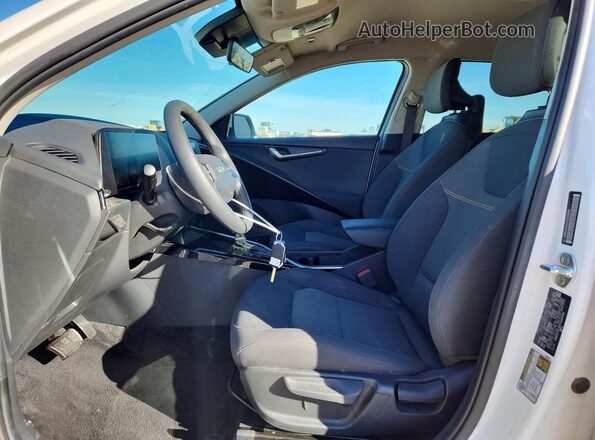KNDCP3LE9T5320491 2026 KIA NIRO White წინა სალონის ხედი