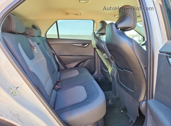 KNDCP3LE9T5320491 2026 KIA NIRO White უკანა სალონის ხედი