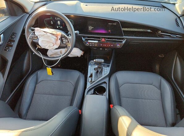 KNDCR3LE6P5051379 2023 KIA NIRO Gray Widok deski rozdzielczej