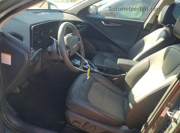 KNDCS3LF6P5067238 2023 KIA NIRO Зеленый Вид салона спереди