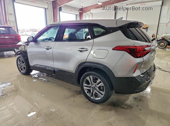 KNDEPCAA8M7210255 2021 KIA SELTOS Gray Trasero izquierdo