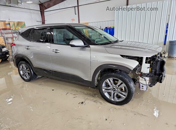 KNDEPCAA8M7210255 2021 KIA SELTOS Gray Delantero derecho