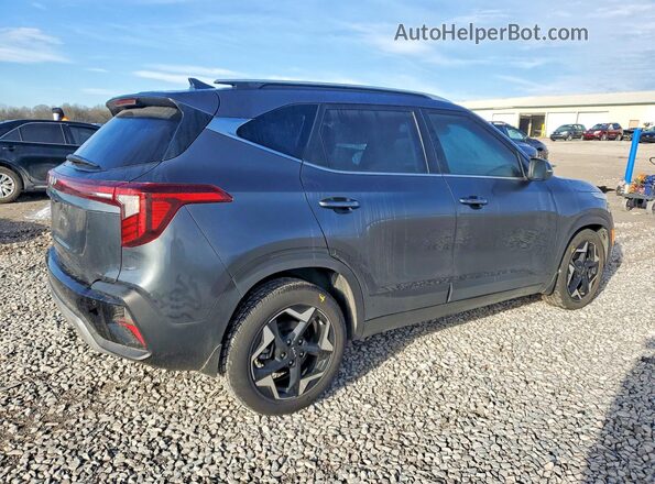 KNDER2AA7S7687907 2025 KIA SELTOS Charcoal Trasero derecho