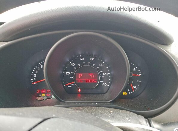 KNDJN2A2XK7019747 2019 KIA SOUL Red Instrument cluster view