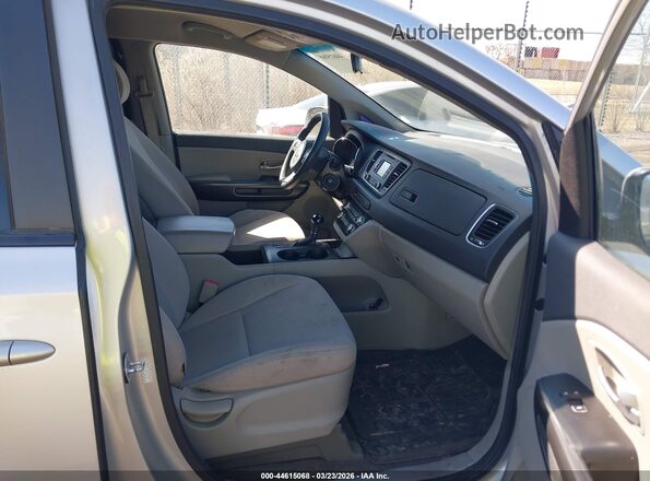 KNDMB5C10G6187227 2016 KIA SEDONA Серебряный Вид салона спереди