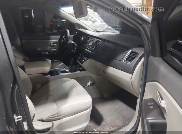 KNDMB5C13G6090524 2016 KIA SEDONA Gray Front interior view