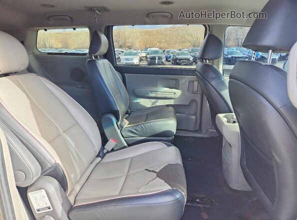 KNDMB5C15H6339181 2017 KIA SEDONA White Vista interior trasera