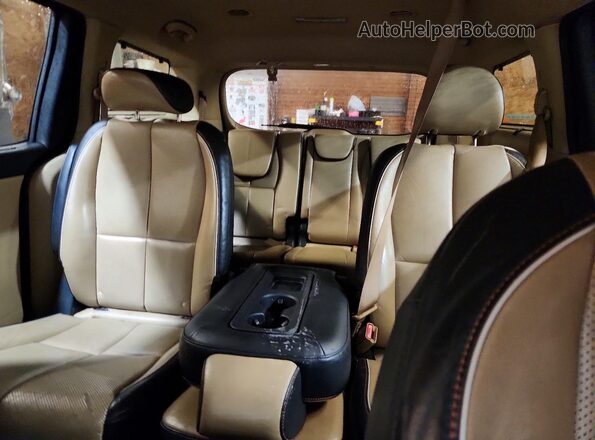 KNDMB5C16H6279802 2017 KIA SEDONA Золотой Вид задней части салона