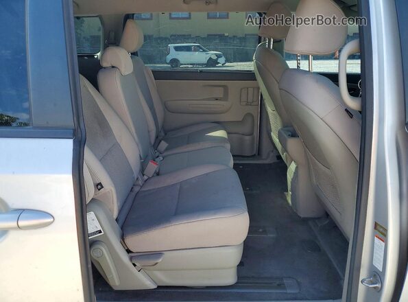 KNDMB5C1XG6179796 2016 KIA SEDONA Silver Widok wnętrza z tyłu