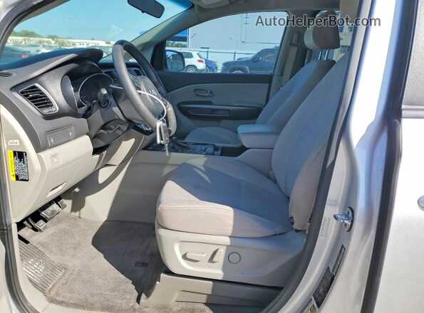 KNDMB5C1XG6179796 2016 KIA SEDONA Silver Widok wnętrza z przodu