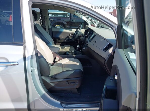 KNDME5C12H6273048 2017 KIA SEDONA Silver Widok wnętrza z przodu