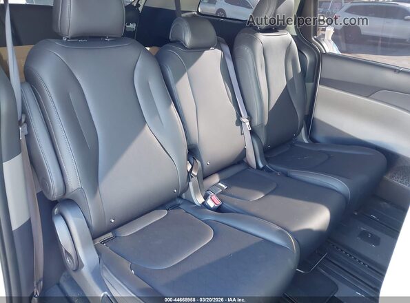 KNDNC5KA4T6149237 2026 KIA CARNIVAL MPV HYBRID White Widok naklejki z numerem VIN