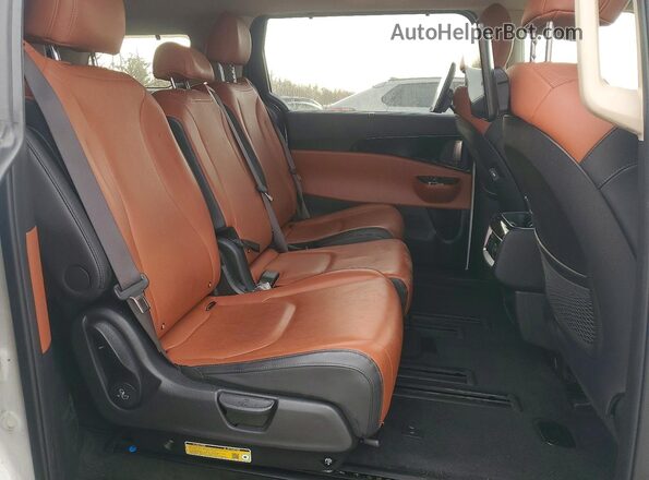 KNDNE5H3XR6350202 2024 KIA CARNIVAL White Rear interior view