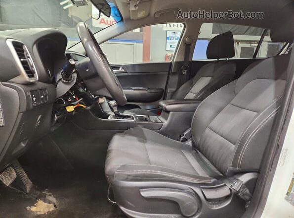 KNDPM3AC8M7932649 2021 KIA SPORTAGE Белый Вид салона спереди