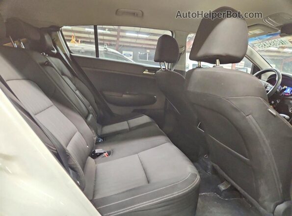 KNDPM3AC8M7932649 2021 KIA SPORTAGE Белый Вид задней части салона