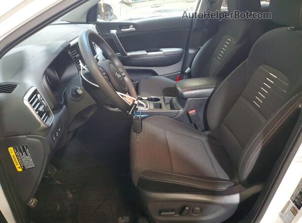 KNDPMCAC1M7862444 2021 KIA SPORTAGE Белый Вид салона спереди