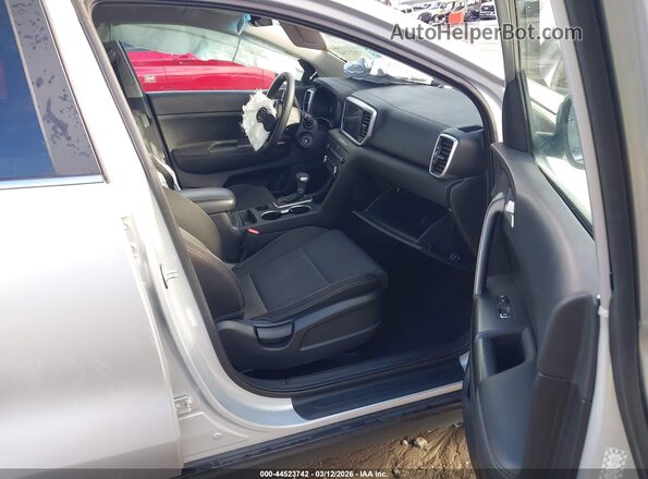 KNDPMCAC2M7916463 2021 KIA SPORTAGE Серебряный Вид салона спереди